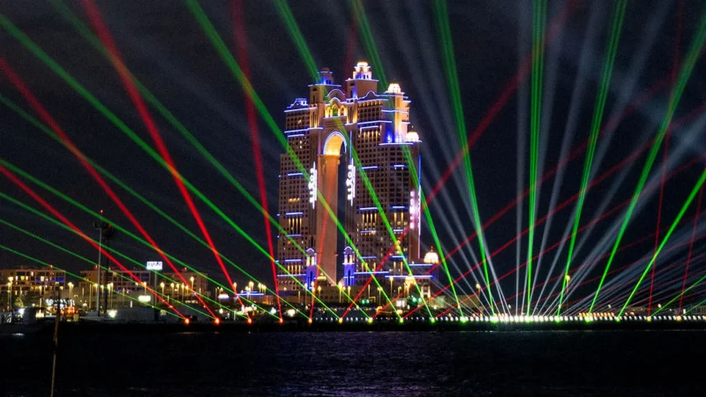 حروف من نور وفرح تشكل ملامح معايدة إماراتية في احتفالية استثنائية